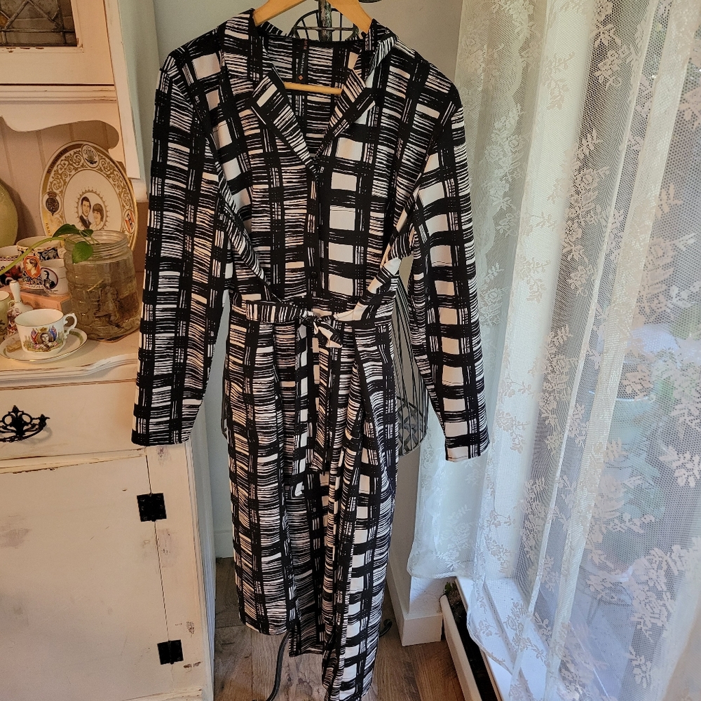 Black And White Longsleeve Tailored Asymmetrical Midi Dress 🇨🇦🇨🇦